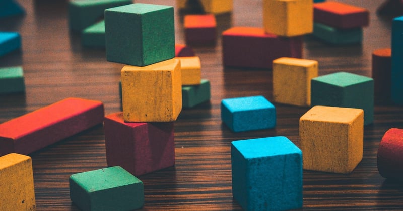 Jouets Montessori adaptés par âge : le guide pour un développement optimal