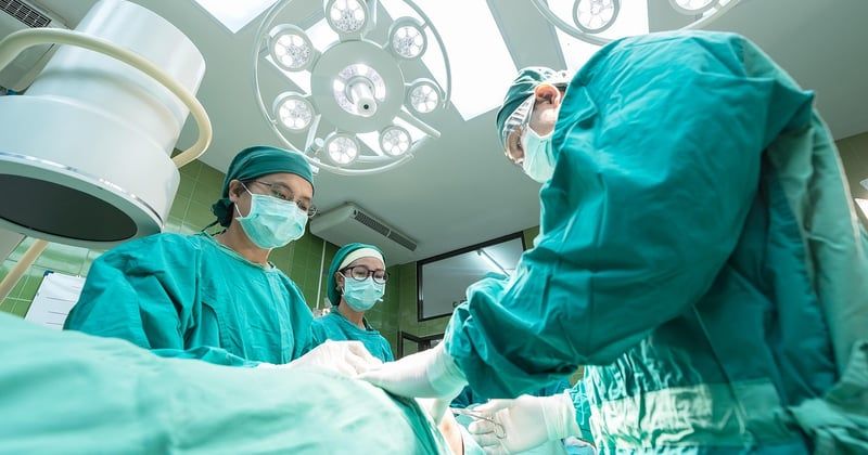 Préparation mentale à une césarienne programmée : conseils pour aborder sereinement votre accouchement
