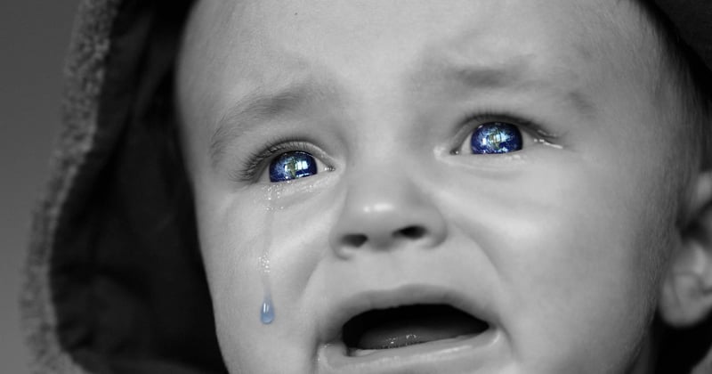 Calmer un bébé qui pleure sans raison : 10 techniques qui marchent vraiment