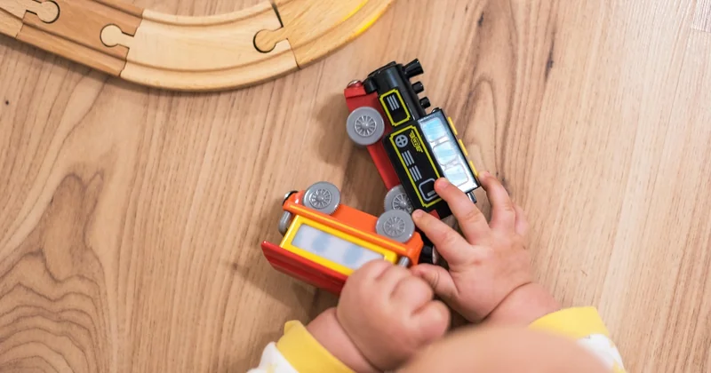 Jouets Montessori 3-6 mois : la préhension entre en jeu